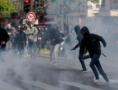 Παρίσι: Σοβαρά επεισόδια σε διαδηλώσεις κατά του Ε.Μακρόν (φωτό)